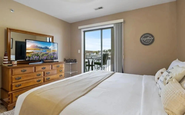 Lakefront Condo With Boat Slip
