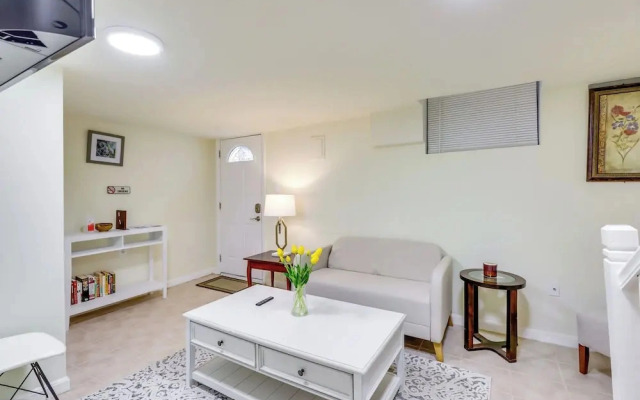 2 Mi to Dtwn DC: Wfh-friendly Apt