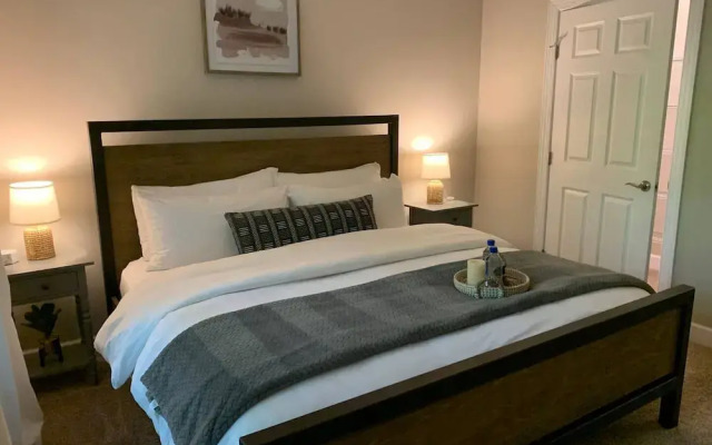 Polaris King Flat Pet-friendly Nature Views