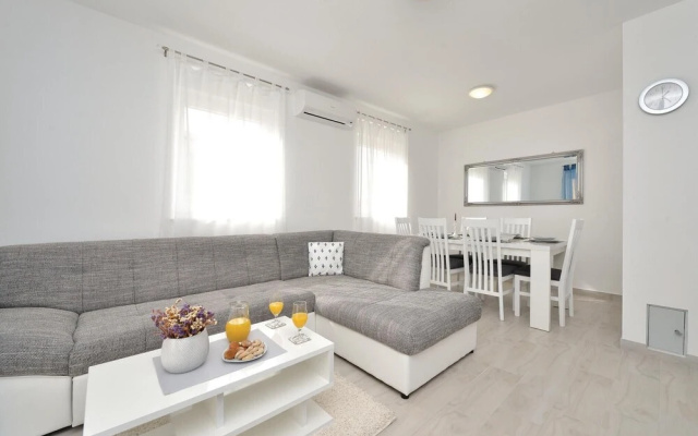 Stunning Home in Vrsi-mulo With Wifi and 2 Bedrooms