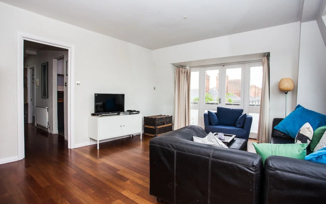 Spacious Top-Floor Flat With Stunning Roof Terrace