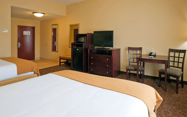 Holiday Inn Express and Suites Selma