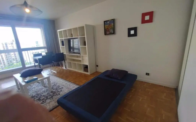 4 Min Walk To Metro, 60m², Renovated, la Defense