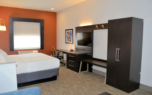 Holiday Inn Express & Suites by IHG