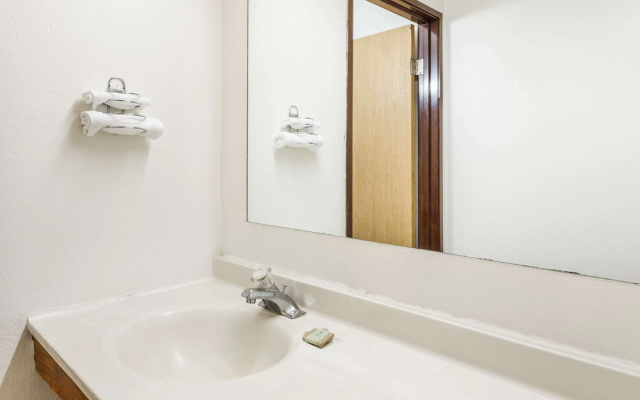 Super 8 by Wyndham Sterling Heights/Detroit Area