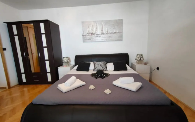 A6 Beachfront apt With big Terrace and sea View