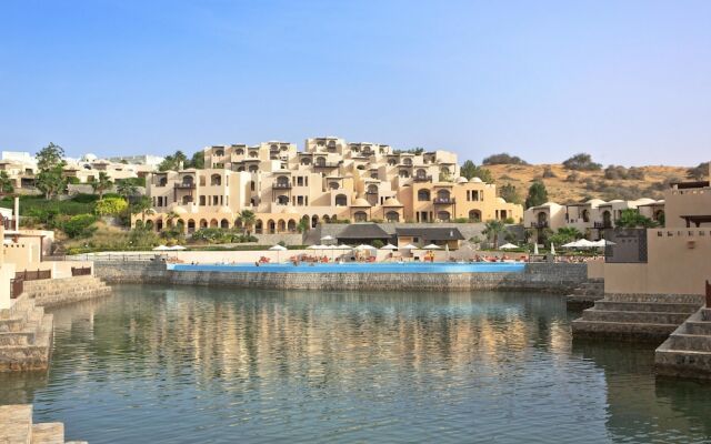 Отель The Cove Rotana Resort