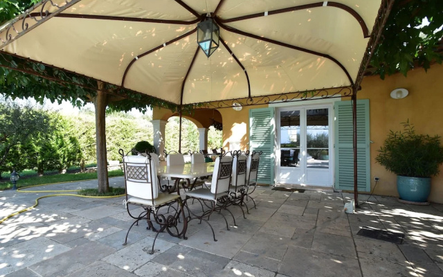 Stunning Villa Near Regusse With Private Swimming Pool