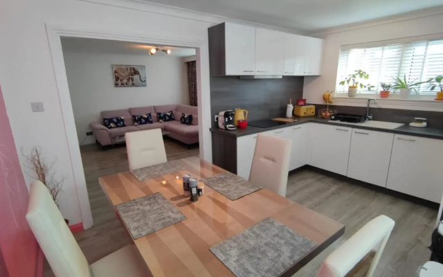 Lovely 2 Bedroom Modern Ground Floor Flat