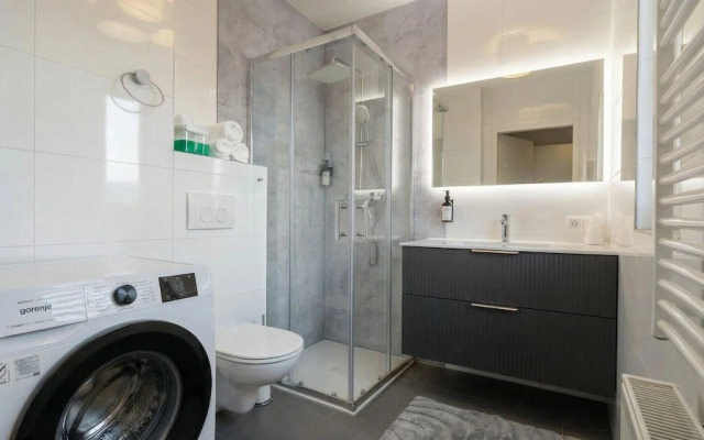 Central Vienna Modern 1BR Apt Balcony