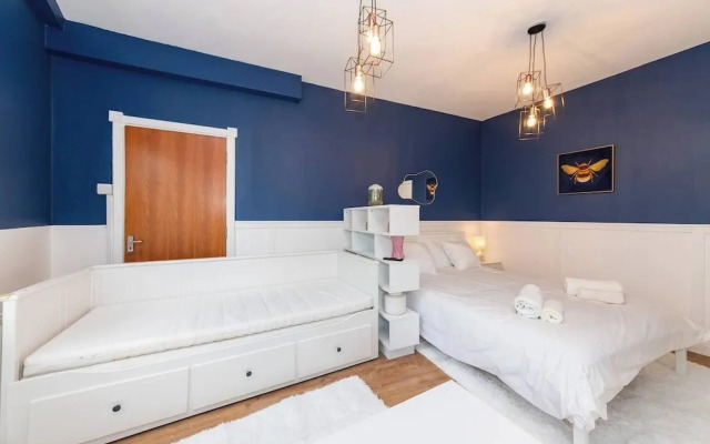Free Parking Sleeps 2 Central Location