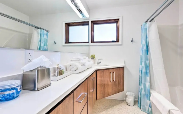 Mid-century Dream Home < Half-mile to Beach!
