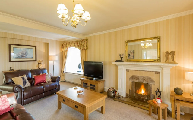 Vicarsford Farmhouse with Hot Tub near St Andrews