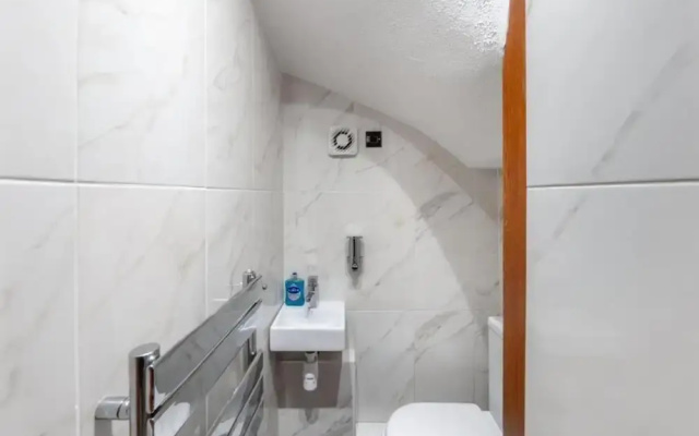 5-bed House - Sleeps 10 - Garden - Parking