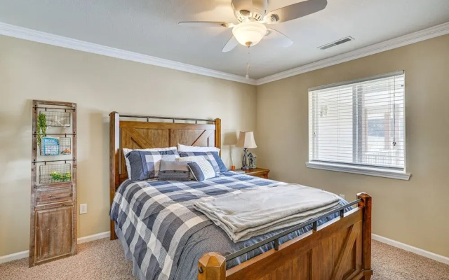 Lakefront Camdenton Condo: Grill & Community Pool