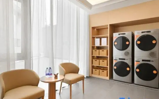 Vienna Hotel (Fuzhou Minhou Qingkou Automobile Town)