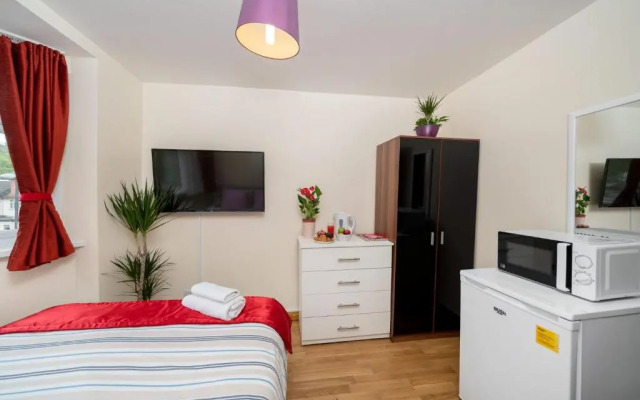 F4 Modern Double Room (Sandycroft Guest House)