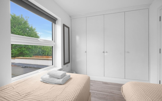 Stylish 4 Bedroom, 2.5-Bath Home in Borehamwood