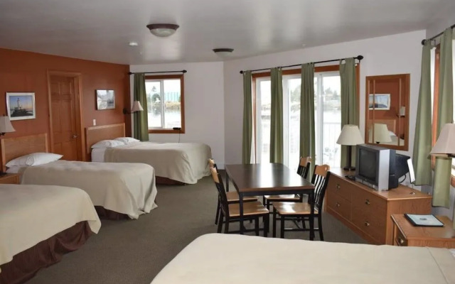 Longliner Lodge and Suites