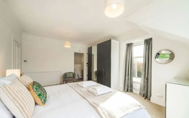Sunnybrae House Seaside Family-friendly Getaway in Stonehaven With Hot Tub