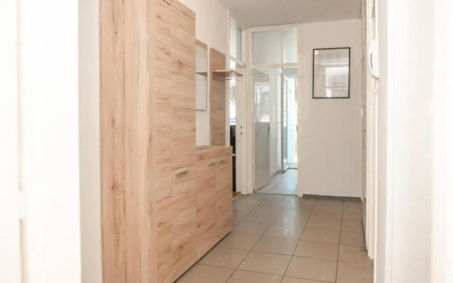 Sunny & Spacious, 2BD suite with free parking