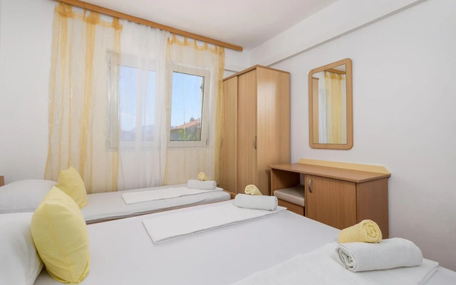 Beautiful Apartment in Lopar With 3 Bedrooms and Wifi