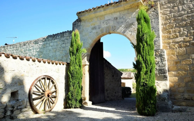 Castle in Bon-encontre With Pool & Garden