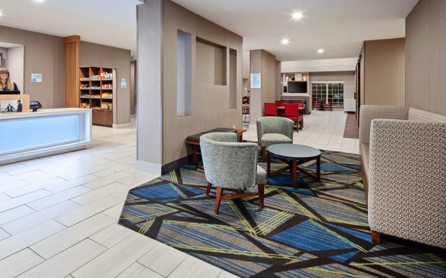 Holiday Inn Express & Suites Tulare by IHG