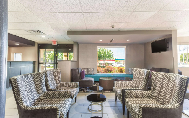 La Quinta Inn & Suites by Wyndham Jackson Airport/Pearl