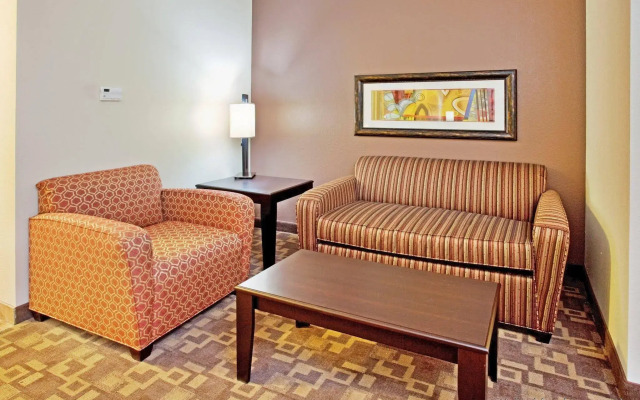 Holiday Inn Express & Suites Lincoln Airport by IHG