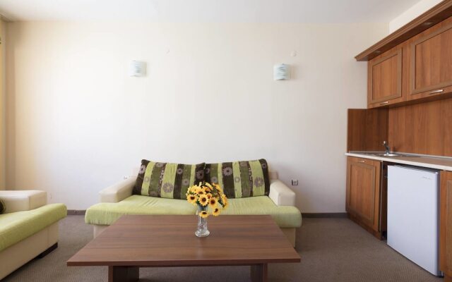 Апартаменты One Bedroom Family Apartment with Balcony комната для гостей