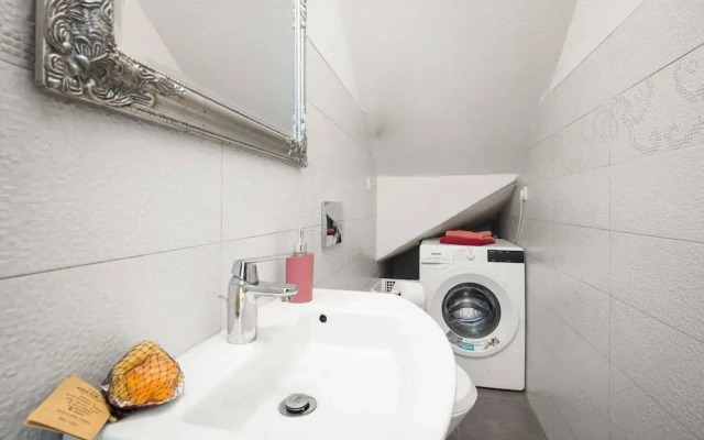 Spacious Apartment in Brodarica With Garden