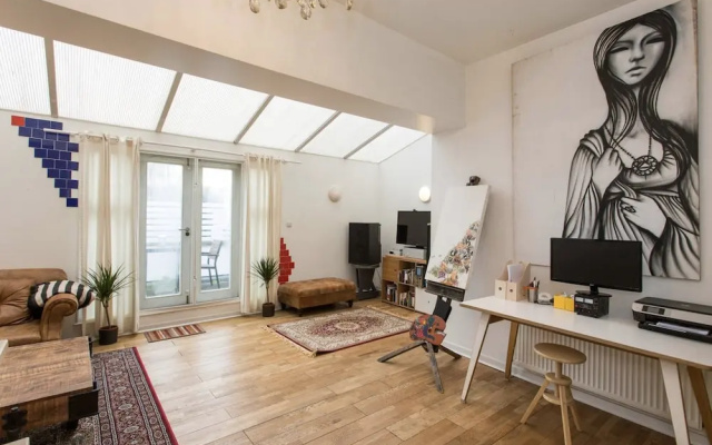 Bright & Spacious 2 Bed w/ Terrace near City Centre