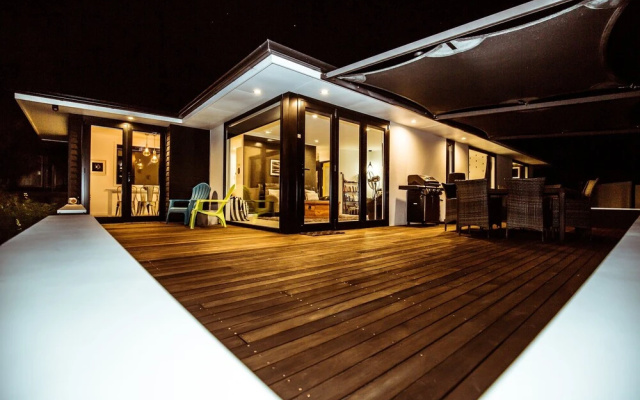 Wanaka Lakefront Gem