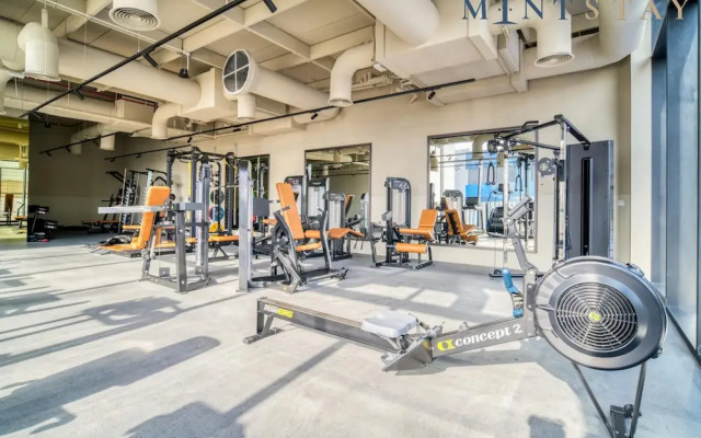 Modern 1BR w Balcony in Business Bay