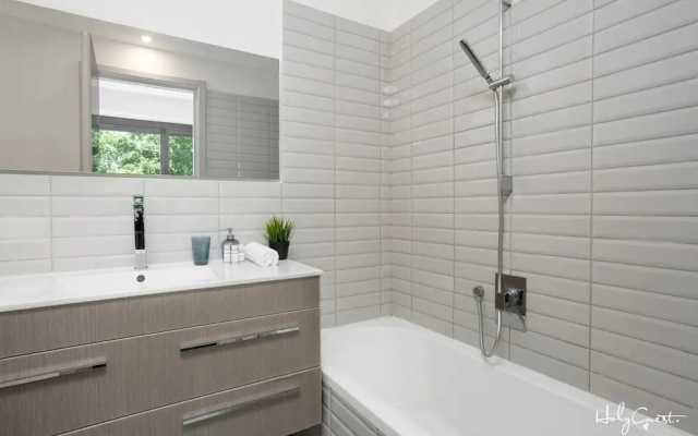 Sleek 3BR in White City by HolyGuest