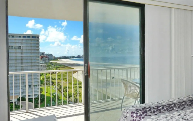 Sun-bright Beachfront Condo With Pool/tennis Courts