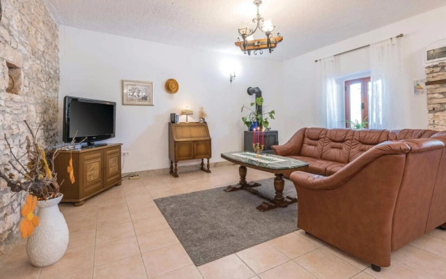 Stunning Home in Kuzinici With Wifi and 5 Bedrooms