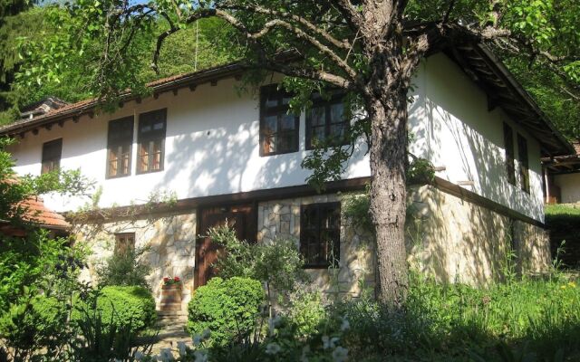 Отель Little River Guest House OLD Боженци вид на фасад