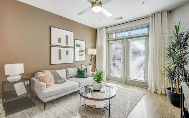 Elegant Apartment in the Avalon