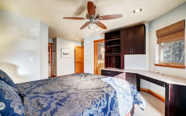 Stunning Forest Retreat - Walk to Upper Truckee River!