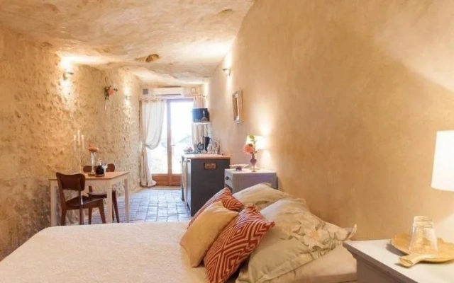 Amboise Troglodyte