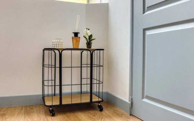 Beautiful Flat Fits 2 in Jules Ferry