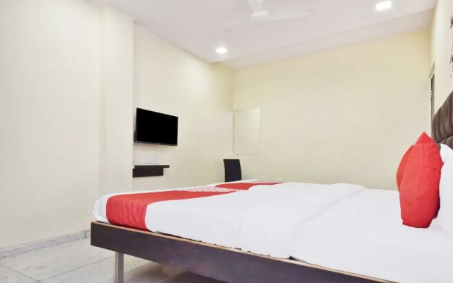 Spot On 29030 Hotel Royal Front