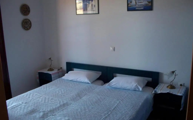 LALAROUS Studios & Apartments