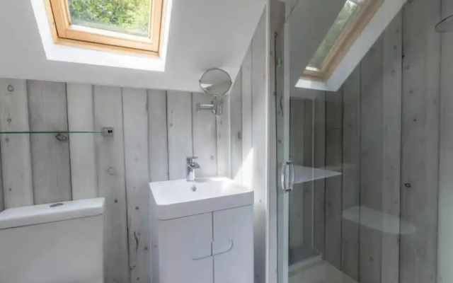 2 Bedrooms, Overlooking Little Petherick Creek