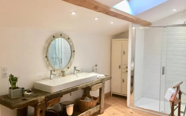 Magnificent Renovated Farmhouse - 10 Min A7 -