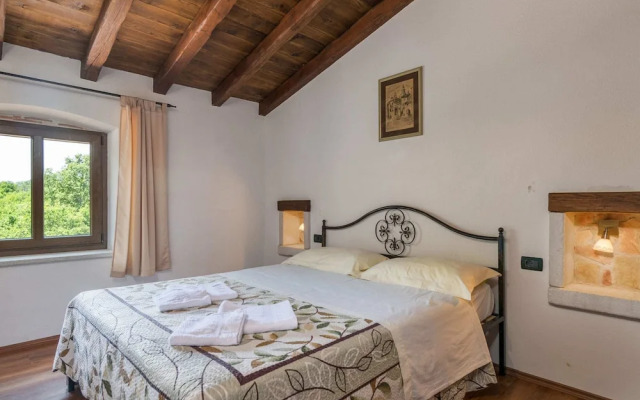 Spacious Villa in Tinjan with Pool
