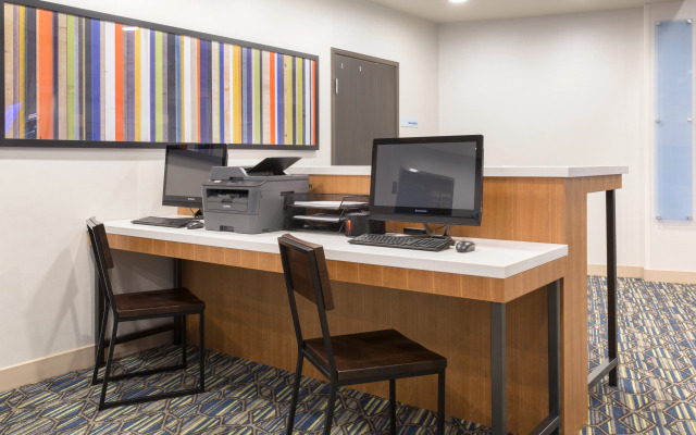 Holiday Inn Express and Suites Lincoln I - 80 by IHG