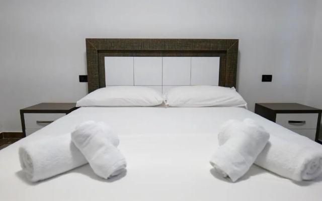 The Peak Hotel & Lounge